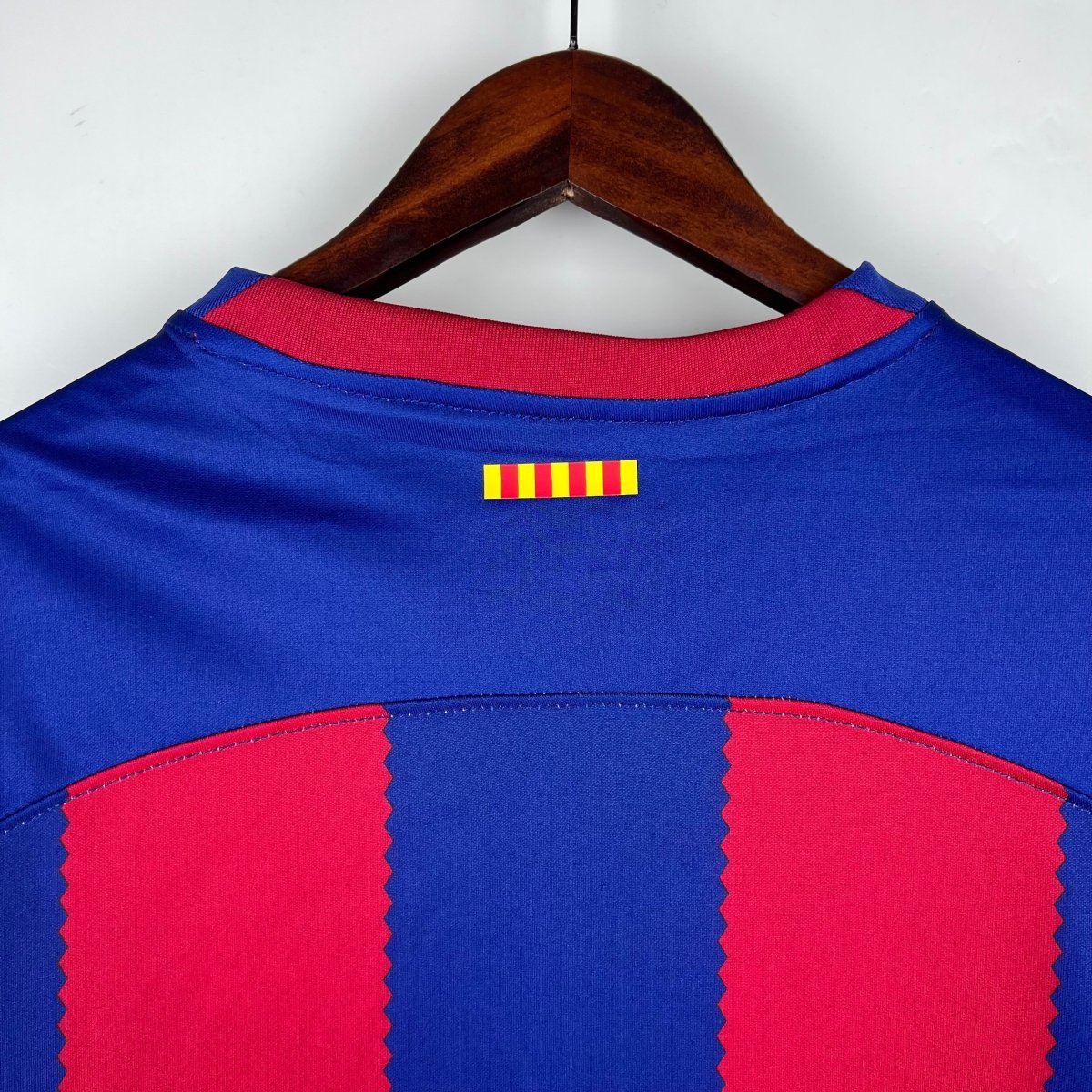 Camisa Barcelona 23/24 Torcedor Masculina - Azul Grená