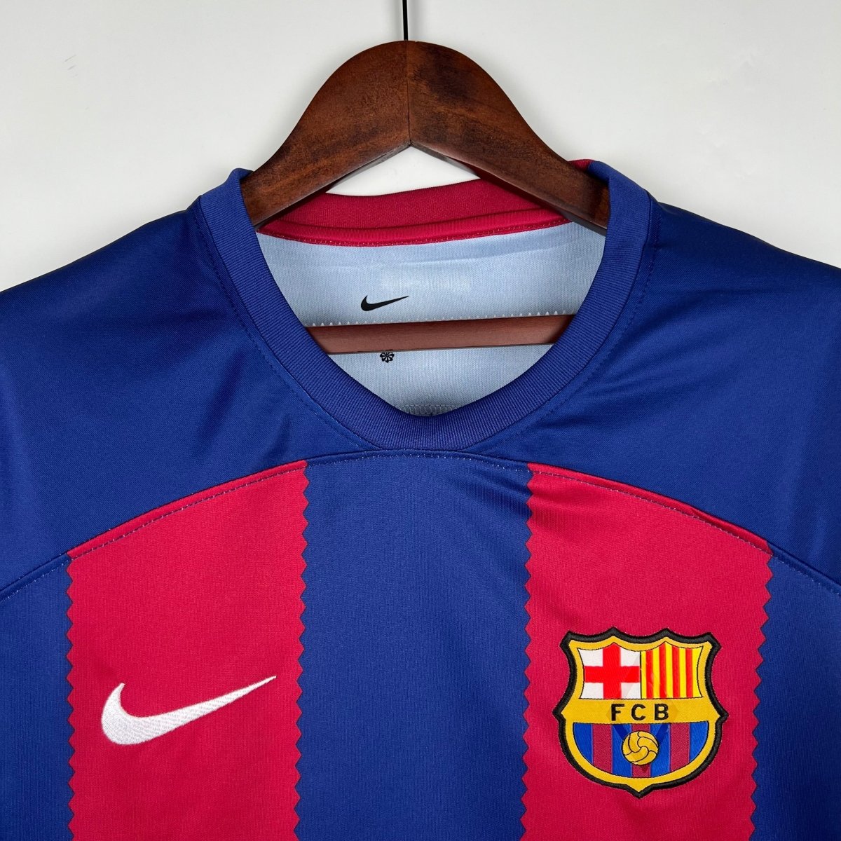 Camisa Barcelona 23/24 Torcedor Masculina - Azul Grená